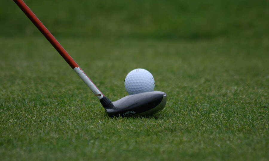 Ein Golfball liegt auf dem grünen Rasen eines Golfplatzes im Bayerischen Wald.